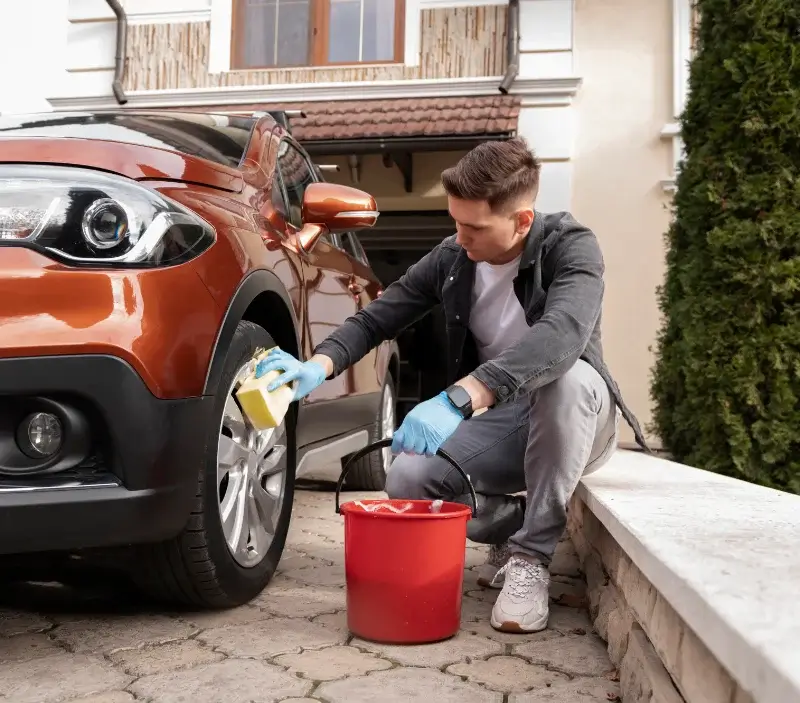 Lavage auto à domicile Norroy-le-Veneur : professionnel intervenant sur un véhicule